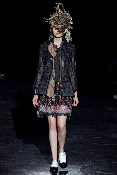 Look 16